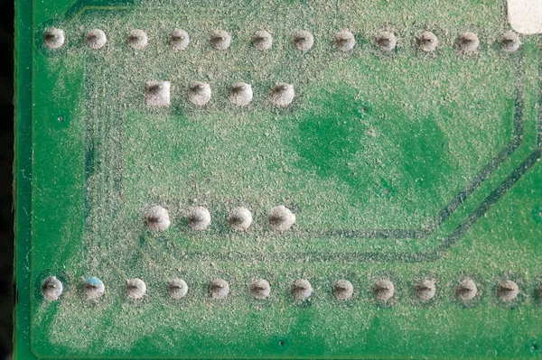 Die Rückseite des Mikroschaltkreises ist mit Staub bedeckt — Stockfoto