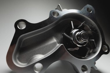 Motor soğutucu pompası. Araba servisleri için zıt gradyan arkaplanda yeni yedek parça