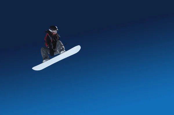 Atleta snowboarder volo estremo salto isolato su pendenza blu. Stub Designer — Foto Stock