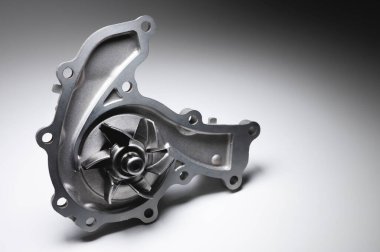 ICE sıvı soğutma pompası. Motor soğutucu pompası. Gri arkaplanda karşıtlık ışığı