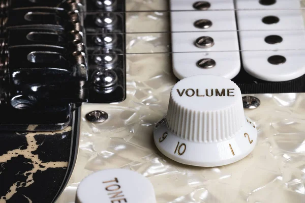 Close-up of electric guitar pickups and volume knob — Stock Photo, Image