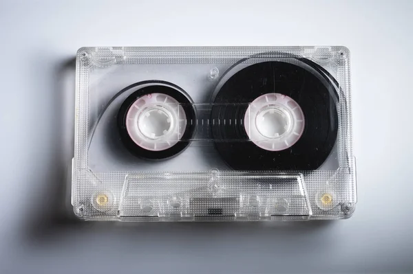 Primer plano de una cinta de casete de audio clásica con cinta magnética en el interior. Fondo retro — Foto de Stock