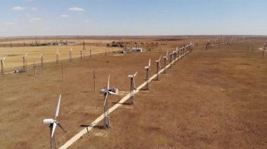 Hava sahasında bıçaklı küçük rüzgar türbinleri. Eski bir rüzgar jeneratörü. alternatif enerji