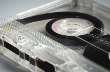 İçinde manyetik bant olan klasik bir ses kasetinin yakın çekimi. Retro arkaplan