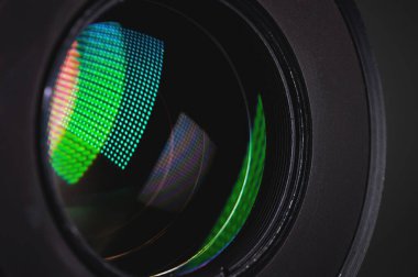 Bir kamera aynası merceğine yakın çekim. Bir ışık kaynağından açıklık ve renklerle.