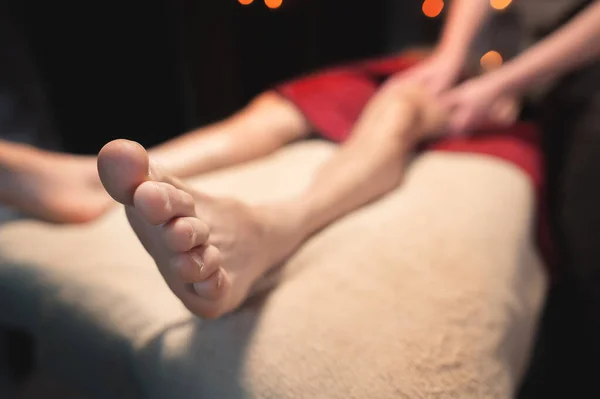 Close-up of a mans leg in a massage parlor. Healthy toes from fungus — Stock Photo, Image