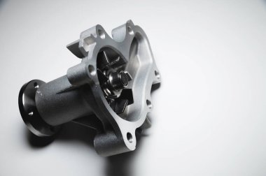 Motor soğutucu pompası. Araba servisleri için zıt gradyan arkaplanda yeni yedek parça