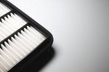 Otomotiv içten yanmalı motor filtresi. Gri gradyan arka planda yeni bir araba parçasının ayrıntıları