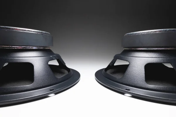 Två nya bilhögtalare med vit bakgrund i kontrasterande ljus. vidvinkel ljud bakgrund — Stockfoto