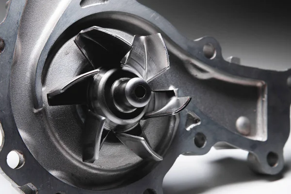 ICE sıvı soğutma pompası. Motor soğutucu pompası. Gri arkaplanda karşıtlık ışığı