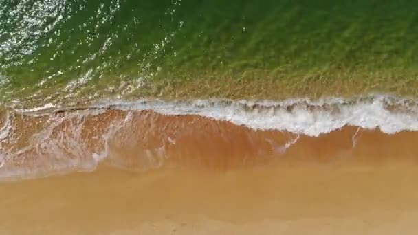 Flygfoto över havsblå vågor som kraschar på stranden. Havsvågor och vacker sandstrand flygfoto från en drönare. — Stockvideo