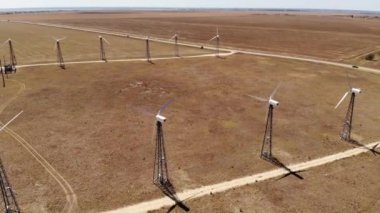 Hava sahasında bıçaklı küçük rüzgar türbinleri. Eski bir rüzgar jeneratörü. alternatif enerji