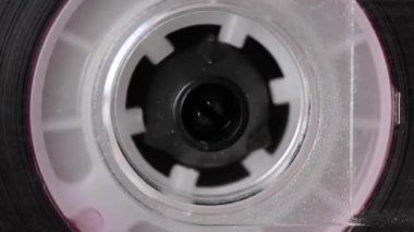 Ses kasetinin yakın çekim elemanı. Makro makarayı ses bandıyla döndürme