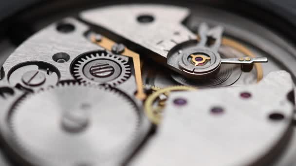 Mecanismo de funcionamiento interno del reloj de pulsera con un péndulo y engranajes de rotación rápida. 4k reloj de cerca con poca profundidad de campo — Vídeos de Stock