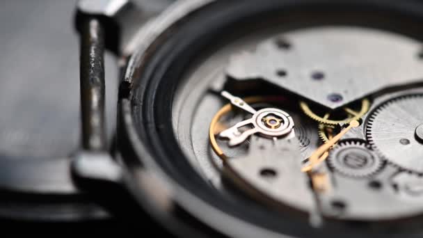 Mecanismo de engranaje de trabajo de un viejo reloj de pulsera en macro. Primer plano — Vídeos de Stock