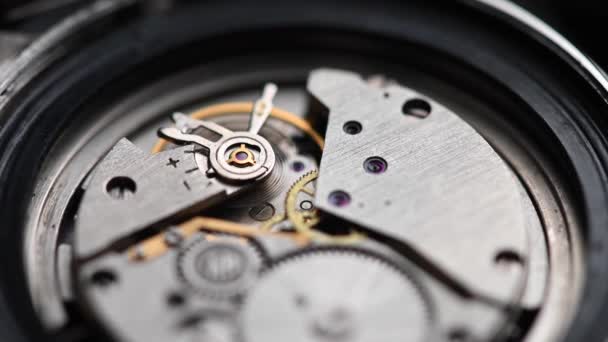 Pracovní mechanismus starých hodinek na zápěstí v makru. Detailní záběr — Stock video