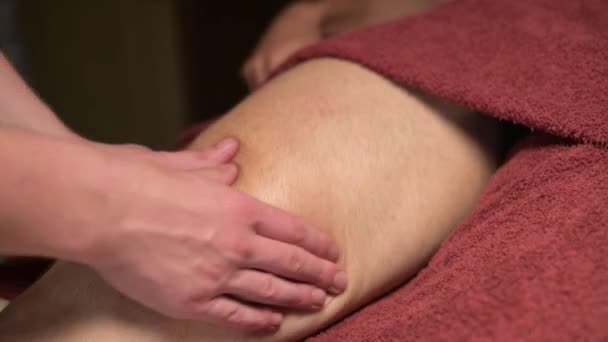 Gros plan massage de la cuisse à un homme-athlète. Massage sportif et blessures des muscles de la ceinture de hanche — Video