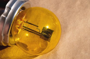 Eski araba zarfı parlak lamba. İpliğin yakın plan görüntüsü