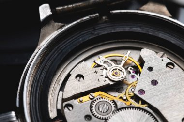 Mekanik eski kol saati mekanizması kapalı.