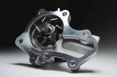 Motor soğutucu pompası. Araba servisleri için zıt gradyan arkaplanda yeni yedek parça