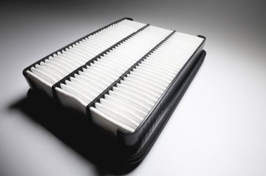 Otomotiv içten yanmalı motor filtresi. Gri gradyan arka planda yeni bir araba parçasının ayrıntıları