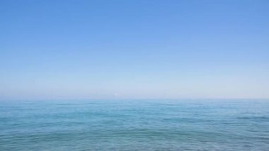 Sakin ve sessiz bir deniz çekimine yakın çekim. Deniz teması için okyanus arkaplanı