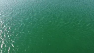 Turkuaz deniz suyunun yüksek irtifa mavi gök mavisi dokusundan havadan aşağıya doğru görüntüsü. Su yüzeyinin manzarası. Su yüzeyi arkaplanı.