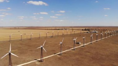 Hava sahasında bıçaklı küçük rüzgar türbinleri. Eski bir rüzgar jeneratörü. alternatif enerji