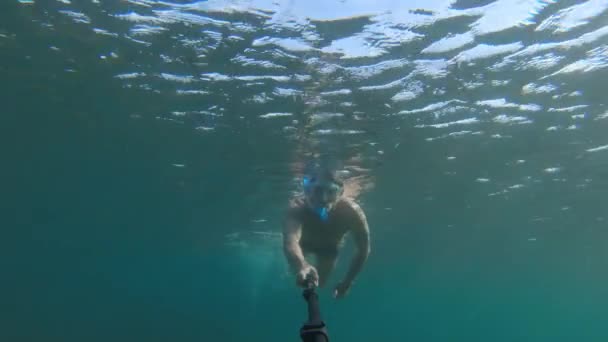 Unterwasser-Selfie von einem athletischen Kaukasier, der ein großartiger Schwimmer ist. Freitauchen und Entspannungskonzept am Meer oder Meer — Stockvideo