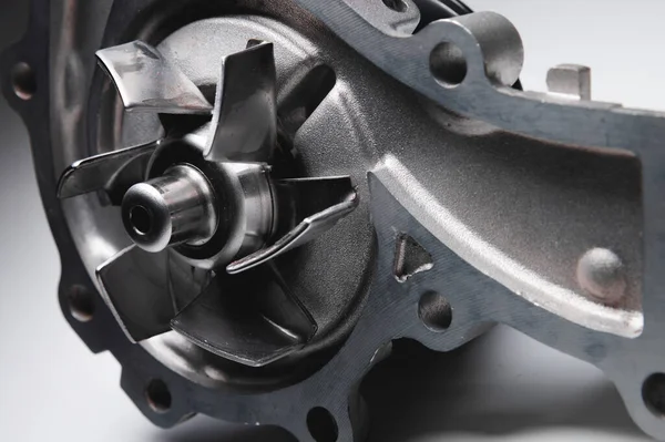 ICE sıvı soğutma pompası. Motor soğutucu pompası. Gri arkaplanda karşıtlık ışığı