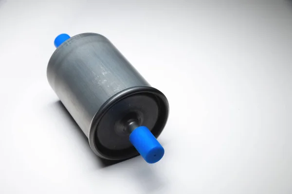 Novo filtro de combustível para gasolina motor de combustão interna com tampas azuis em um fundo cinza. Novas peças de reposição — Fotografia de Stock