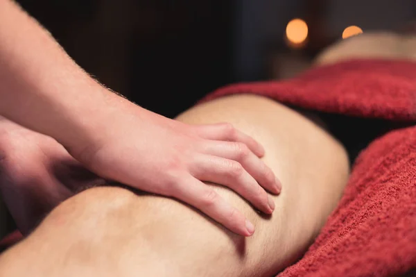 Close-up van professionele knie- en heupmassage. man masseur doen massage naar man client — Stockfoto