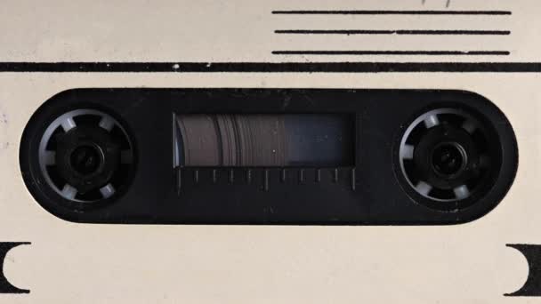 Elemento de close-up da cassete de áudio. Rotação macro do carretel com fita de áudio — Vídeo de Stock