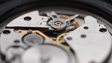 Makrodaki eski bir kol saatinin dişli mekanizması. Yakın plan.