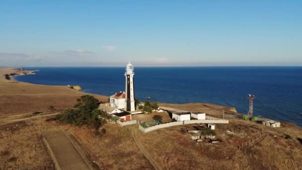 Vista aerea del faro marittimo costiero si trova sulla riva del mare o sull'oceano. Edifici storici a fini speciali — Video Stock