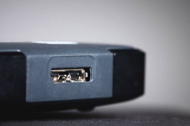 USB 3.0 mikro-b portlu gri harici sabit disk. Limana yakın çekim