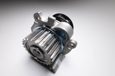 Yeni ICE su soğutma pompası eğimli bir arkaplanda zıt ışıkta