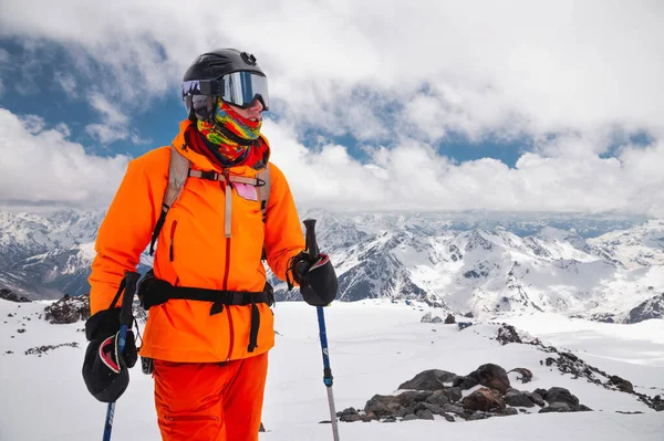 Mladý sportovec lyžař v masce s lyžařskou holí na pozadí Kavkazu — Stock fotografie