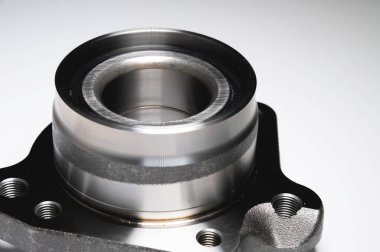 Gri arka planda yeni bir araç merkezi var. Ön süspansiyon için yedek metal parçası