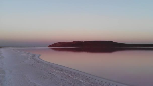 Αεροφωτογραφία Tilted down shot Pink Salt Lake low key. Κινηματογραφικός κόκκος. Απογευματινή λήψη — Αρχείο Βίντεο