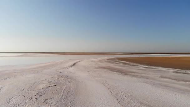 Vue aérienne Plan incliné vers le bas Pink Salt Lake low key. Film cinématographique grain. Tournage du soir — Video