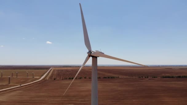 Pequeños aerogeneradores con palas en la vista aérea de campo. Un viejo tipo de generador eólico. energía alternativa — Vídeos de Stock