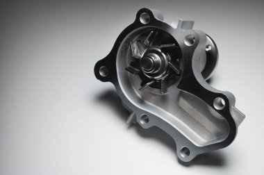 Yeni ICE su soğutma pompası eğimli bir arkaplanda zıt ışıkta