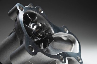 Yeni ICE su soğutma pompası yakın çekim gradyan arka planda zıt ışık