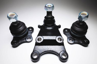 Kit yeni yedek parçaları Axel araba elementlerini ayarladı. off-road Ball ortak araba süspansiyonu gri arka planda.