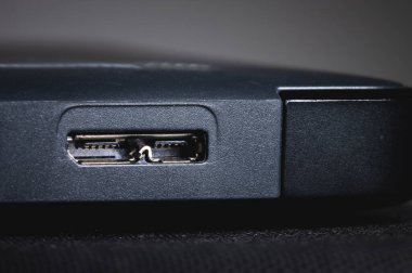 USB 3.0 mikro-b portlu gri harici sabit disk. Limana yakın çekim