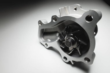 Yeni ICE su soğutma pompası eğimli bir arkaplanda zıt ışıkta