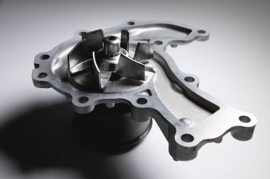 Yeni ICE su soğutma pompası eğimli bir arkaplanda zıt ışıkta