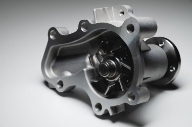 Yeni ICE su soğutma pompası eğimli bir arkaplanda zıt ışıkta