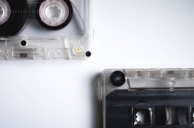 Gri arkaplandaki ses kasetleri. Eski ses kaydediciler